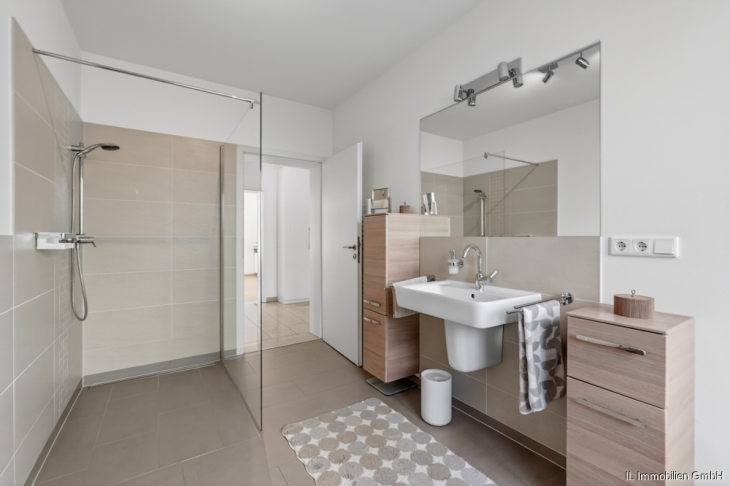 Altbau WHG 1 Blick ins Bad 