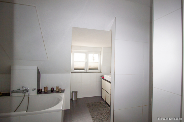Bad im OG mit Wanne und Dusche