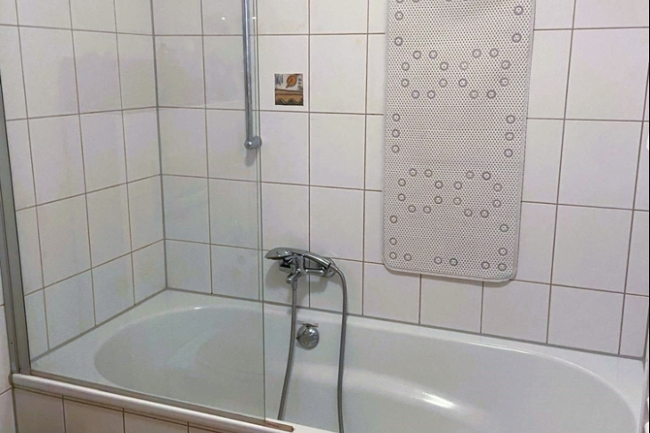 Bad mit Badewanne_Dusche 2