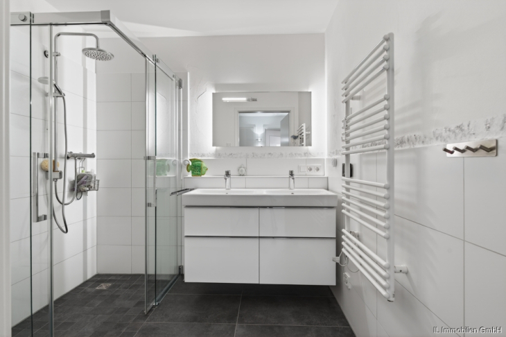 Bad mit Doppelwaschbecken und Regendusche