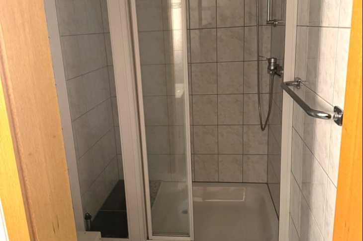 Bad mit Dusche im Souterrain