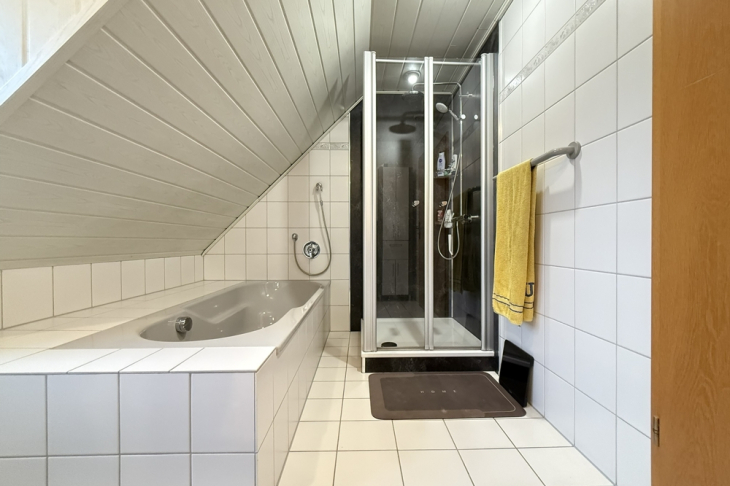 Bad mit Dusche und Badewanne  DG