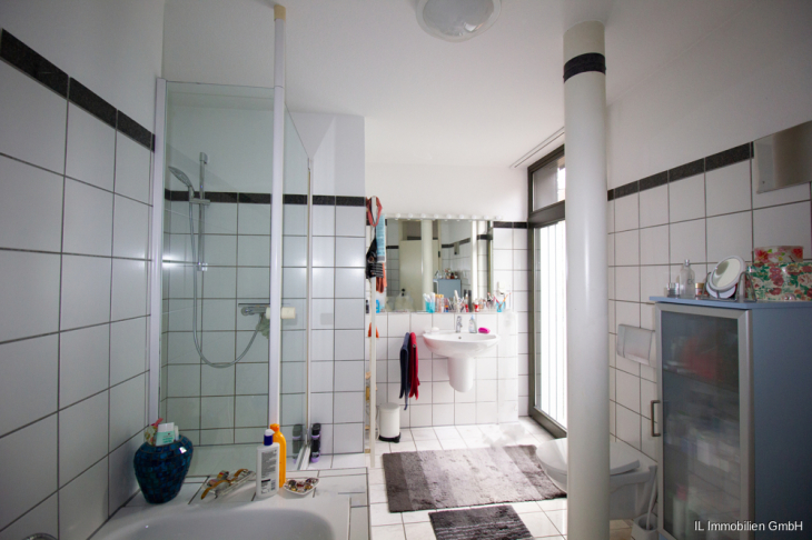 Bad mit Dusche und Badewanne