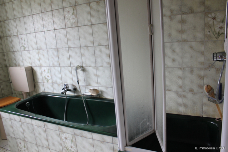 Bad mit Wanne und Dusche