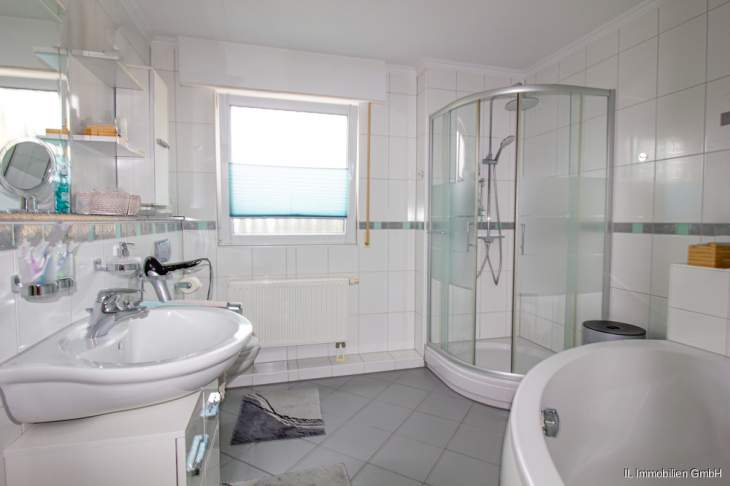 Bad mit Wanne und Dusche