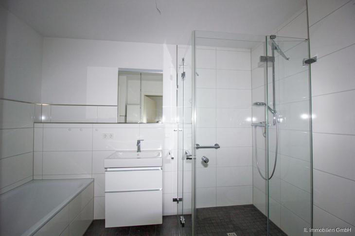 Bad mit Wanne und Dusche