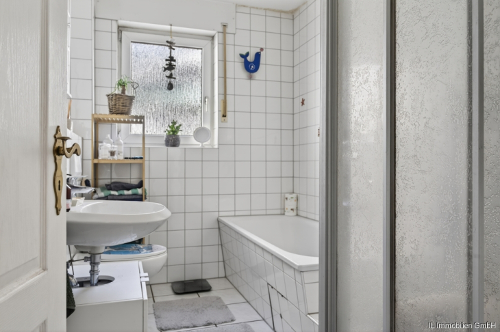 Bad mit Wanne und Dusche