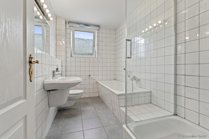 Bad mit Wanne und Dusche