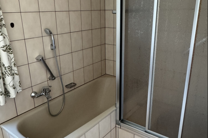 Bad mit Wanne und Dusche 1. Etage