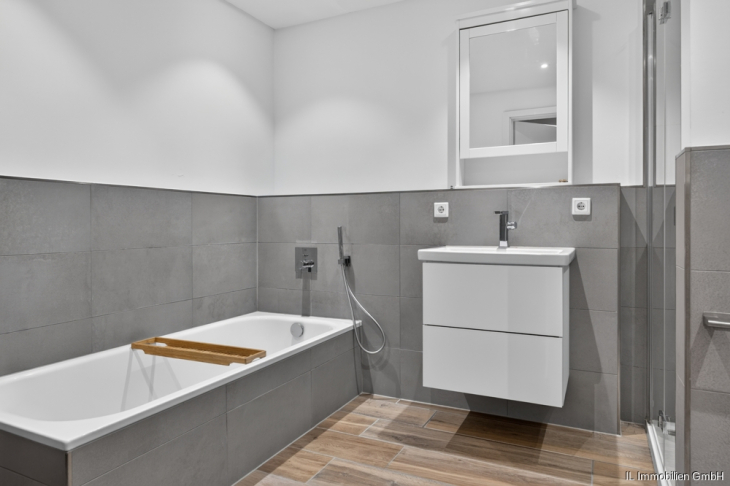 Badezimmer mit Badewanne und Eckdusche