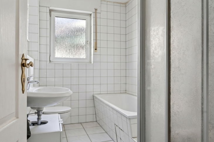 Badezimmer ohne Mobiliar KI generiert