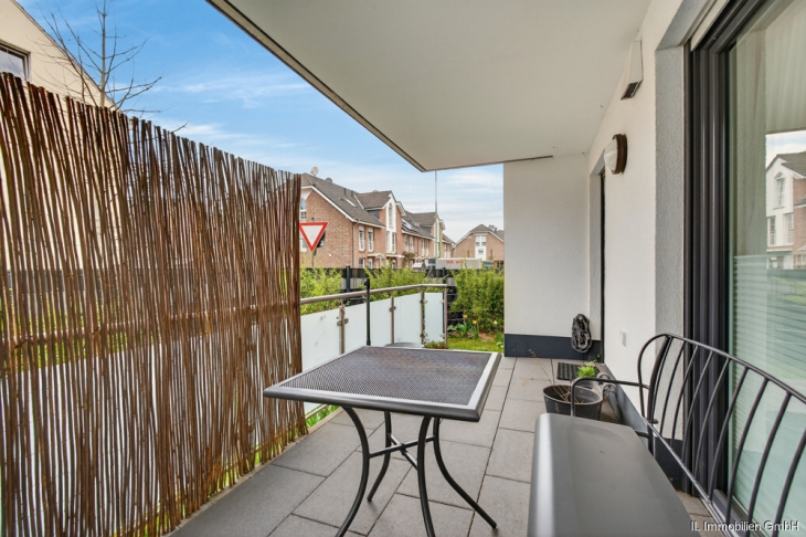 Balkon mit Zugang zum eigenen Garten
