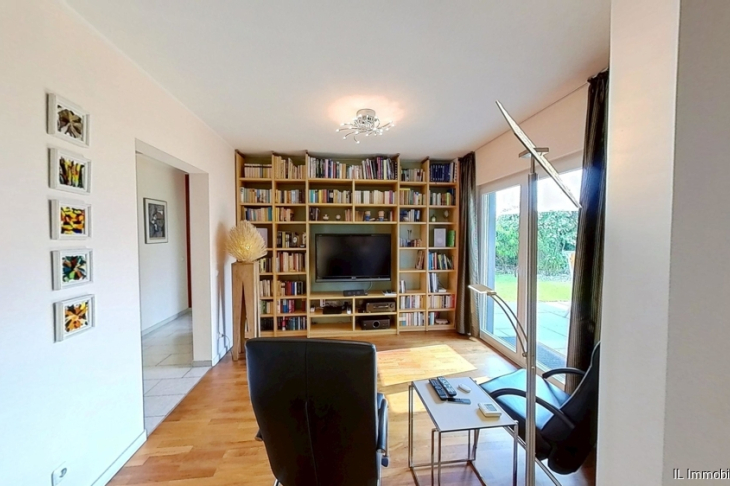 Bibliothek mit Blick zur Terrasse