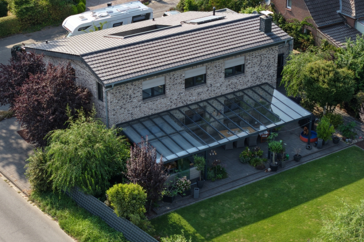 Blick auf Haus und Grundstück von oben