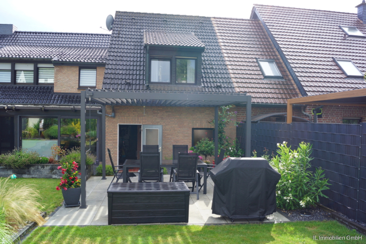 Blick vom Garten auf das Haus