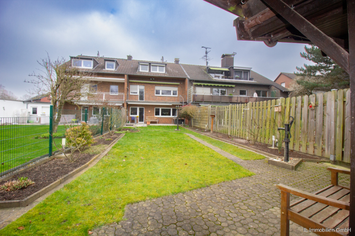 Blick vom Garten zum Haus