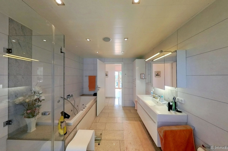 Doppelwaschbecken im Bad