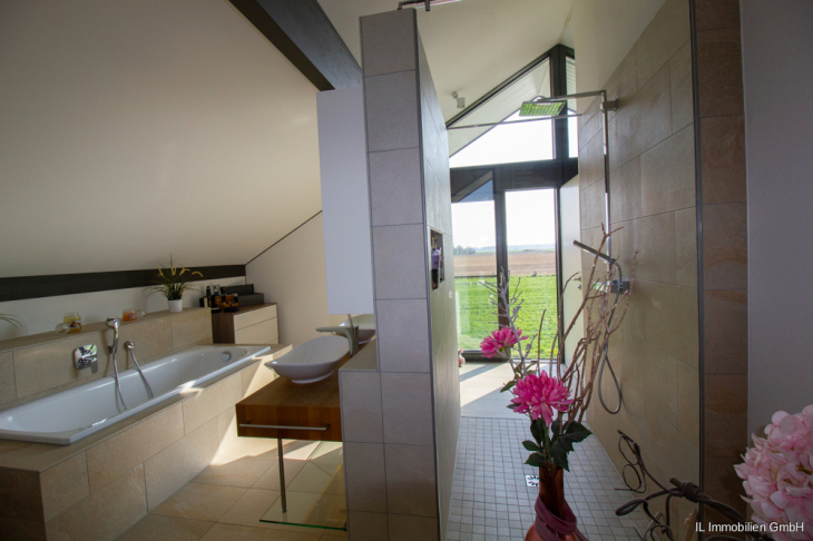 Ebenerdige Dusche  u. Wanne