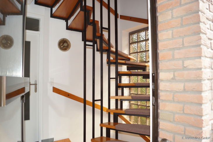Eingang mit Treppenaufgang ins 1.OG