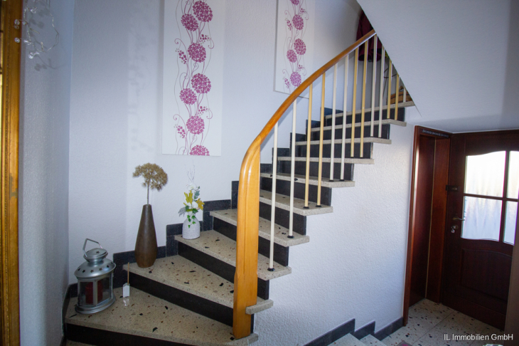 Eingangsbereich und Treppe ins OG