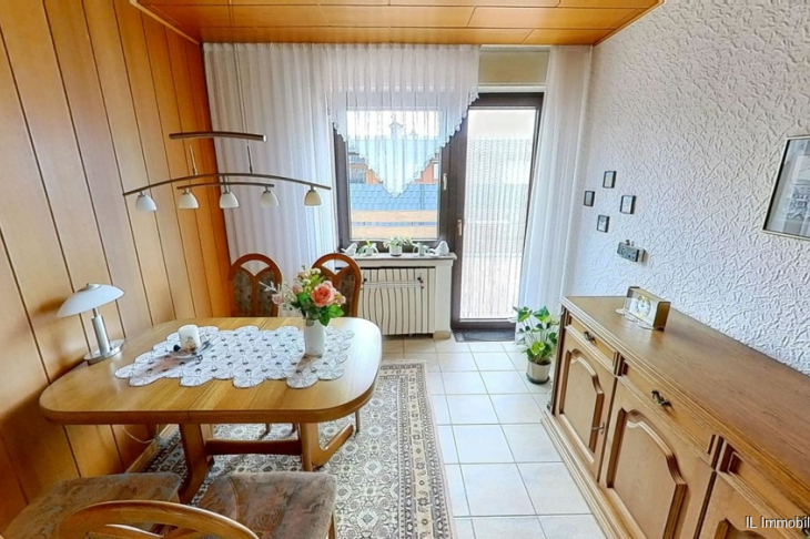 Esszimmer mit Zugang zum Balkon