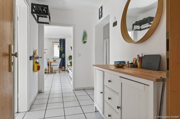 Flur mit Blick in Wohn-/Esszimmer
