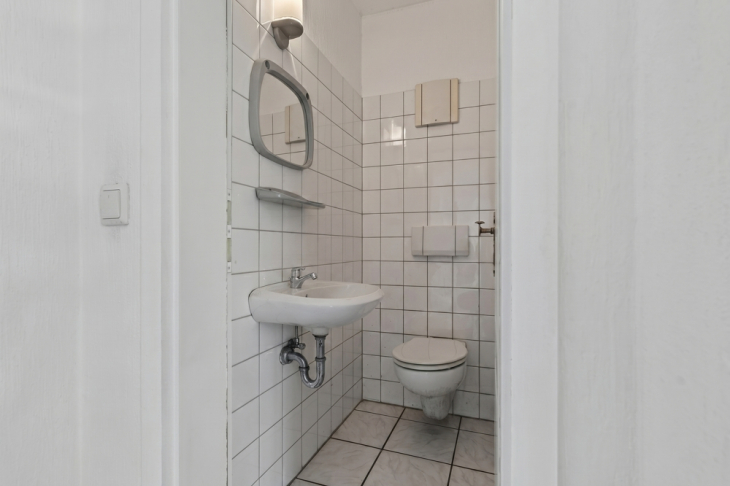 Gäste WC ohne Mobiliar KI generiert