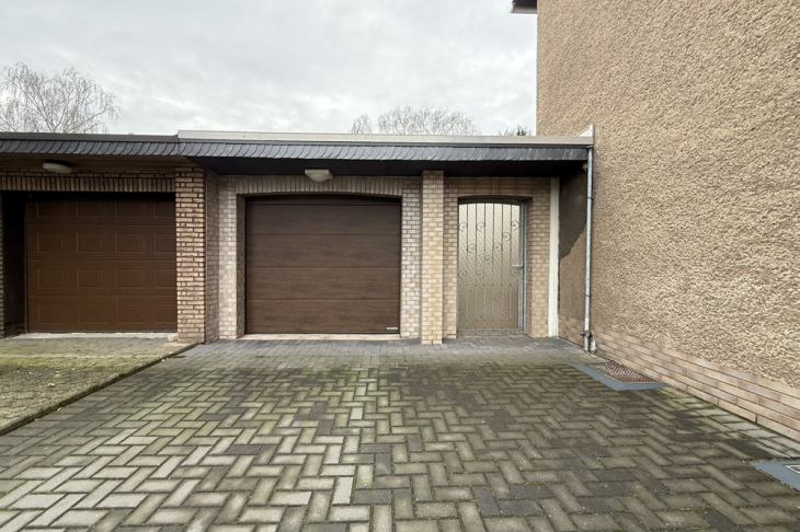 Garage und Zugang zum Garten