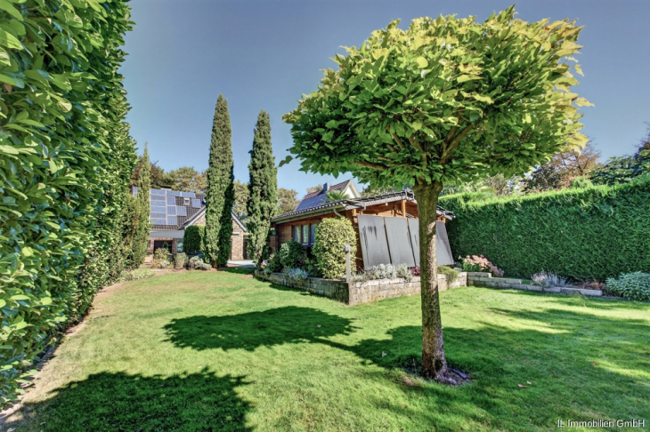 Garten Blickrichtung Pool/Haus