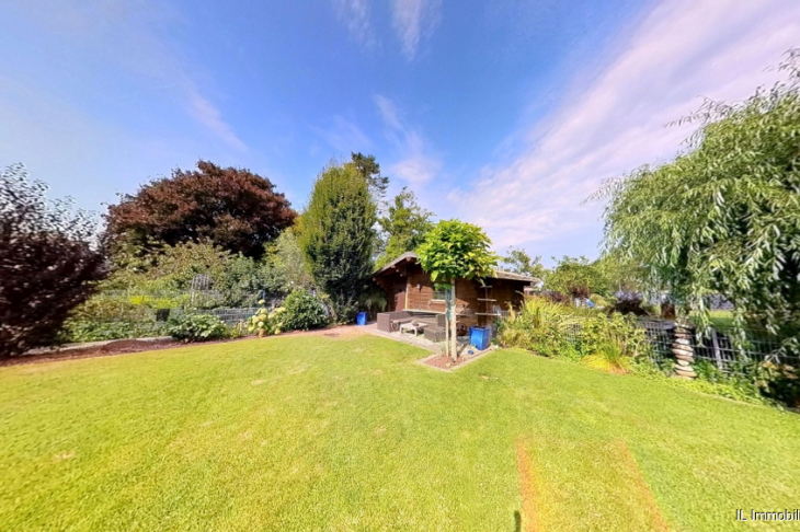 Garten mit Blockhütte