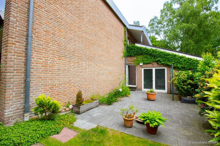 Garten und Zugang zur Garage