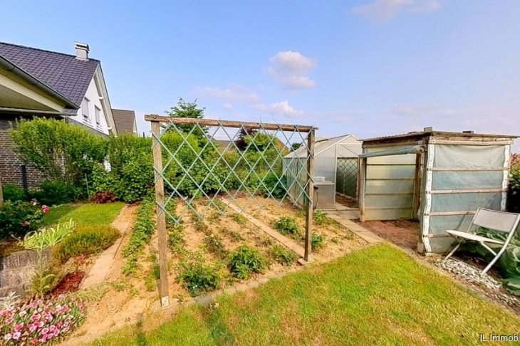 Gewächshaus und Gemüsegarten