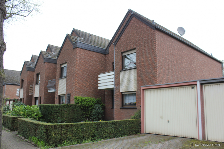 Hausansicht mit Garage