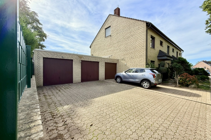 Hausansicht mit Garagen