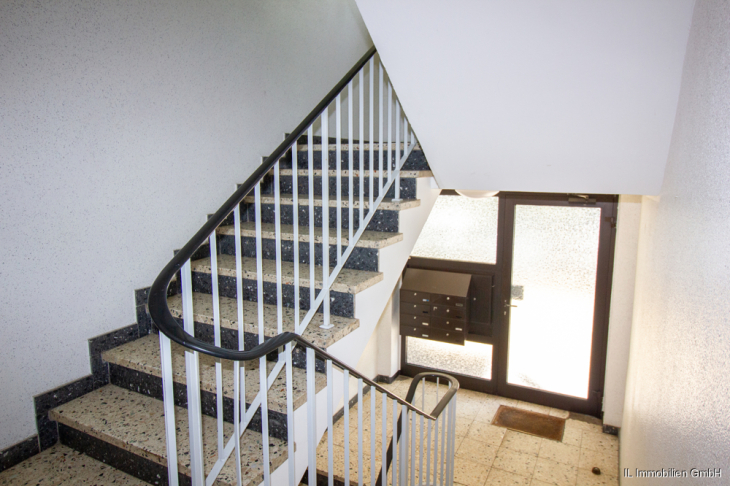 Hauseingang und Treppenhaus