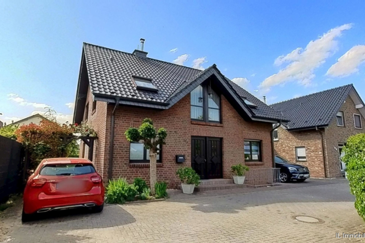 Hausvorderseite mit Stellplatz