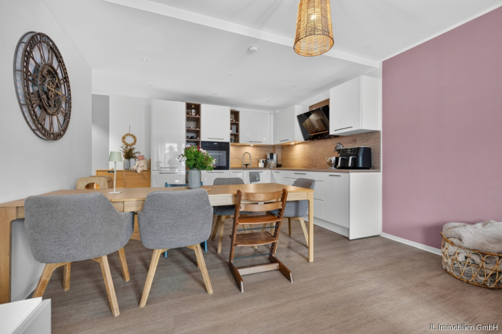 Küche mit Essbereich im offenen Wohn-Esszimmer 