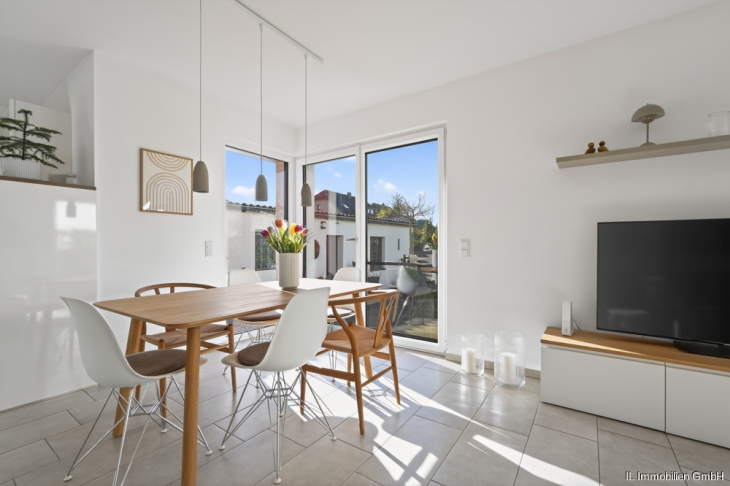 Neubau/Altbau WHG 2 Essplatz im Wohn/Esszimmer mit offener Küche