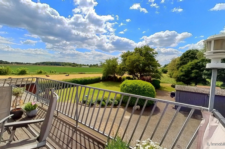 Obergeschoss: Blick in die Landschaft vom Balkon