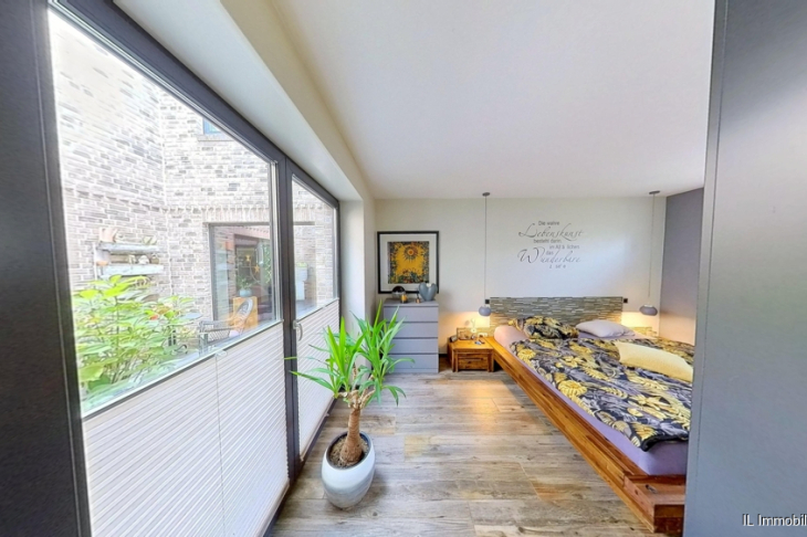 Schlafzimmer mit Blick ins Atrium