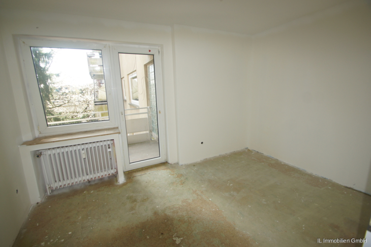 Schlafzimmer mit Zugang zum Balkon