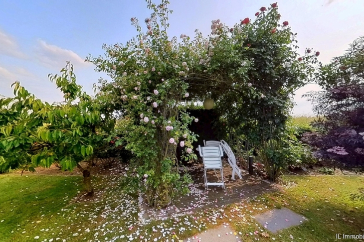 Sitzplatz mit Rosenüberdachung