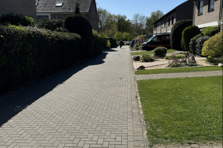 Straße zum Haus hin