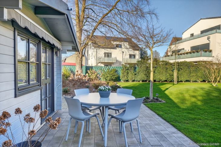 Terrasse am Gartenhaus mit Sonnenschutzmarkise