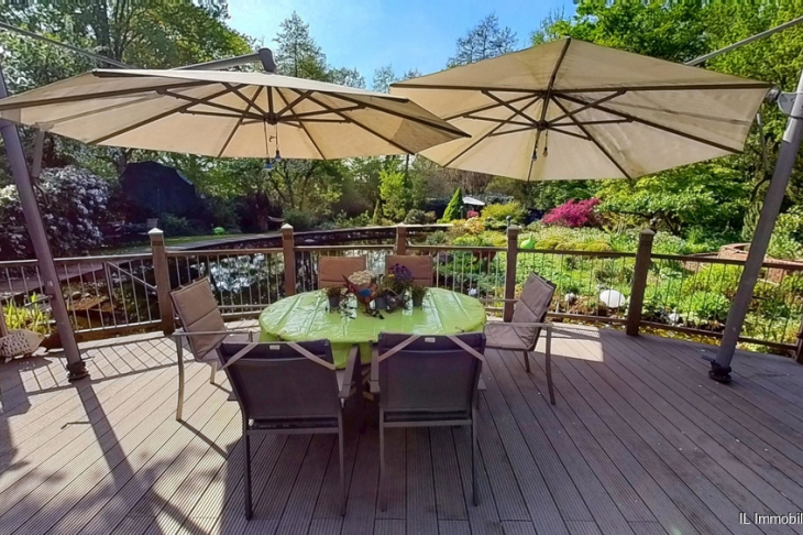 Terrasse Blick Richtung Schwimmteich und Garten