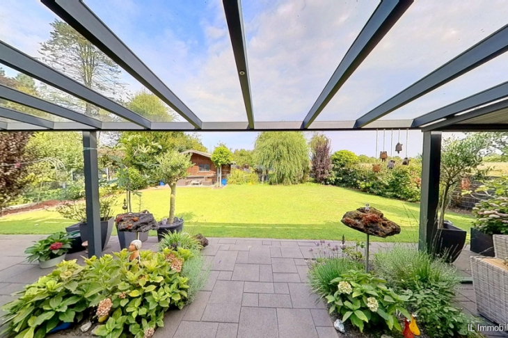 Terrasse mit Ausblick in den Garten