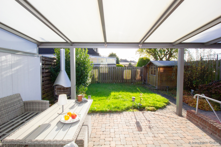 Terrasse mit Blick in den Garten