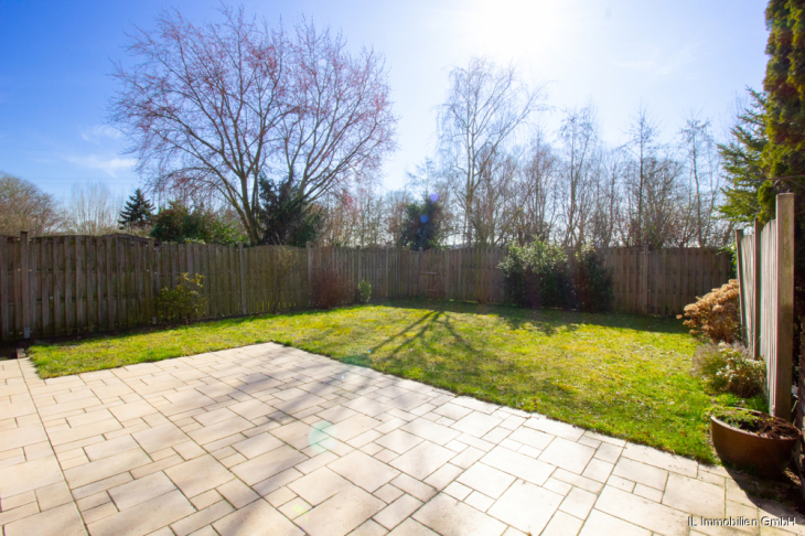 Terrasse mit Blick in den Garten