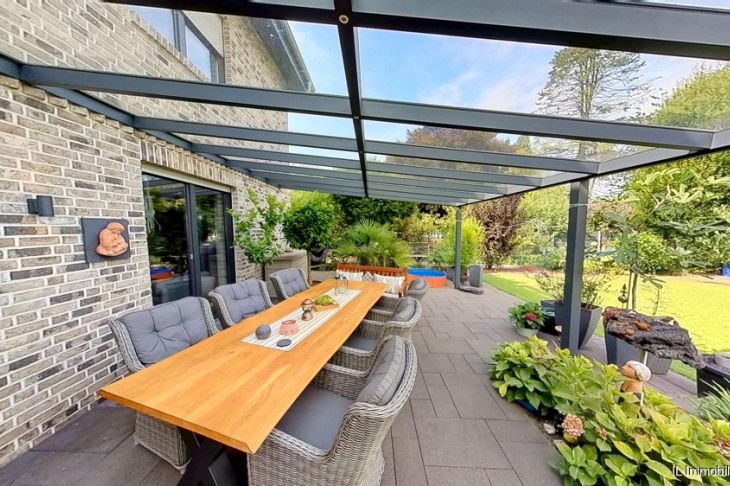 Terrasse mit Glasüberdachung seitlicher Blick in den Garten