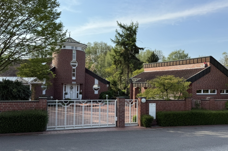 Toreinfahrt Straßenseite